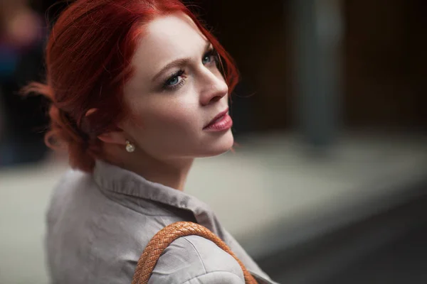 Krásná Atraktivní Mladá Žena Rudými Vlasy Relaxační Městě Nakupování Pěší — Stock fotografie