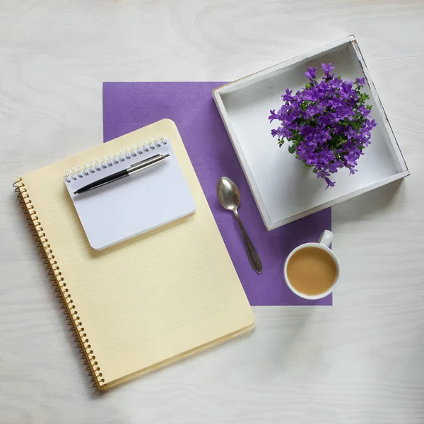 フラット パッド 美しい紫の花を書くとコンセプトをレイアウト 背景として使用することができます — ストック写真