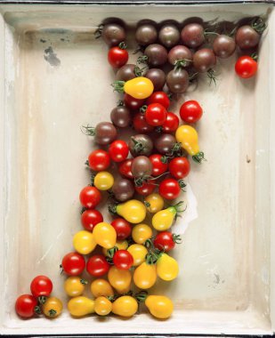 Sarı, kırmızı ve kahverengi domates vintage bir tepsi içinde belgili tanımlık çarşı--dan-ebilmek var olmak kullanılmış arka plan olarak