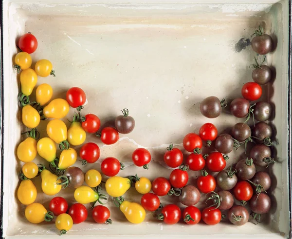 Tomates Frescos Amarillos Rojos Marrones Del Mercado Una Bandeja Vintage — Foto de Stock