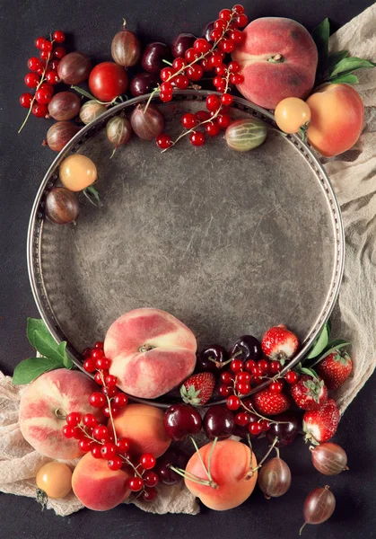 Frutas Coloridas Bayas Frescas Del Mercado Decoradas Placa Madera Oscura — Foto de Stock