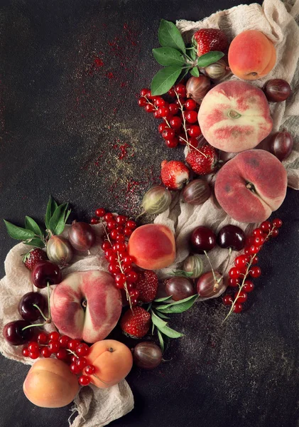 Fruits Colorés Baies Fraîches Marché Décorées Sur Une Assiette Bois — Photo