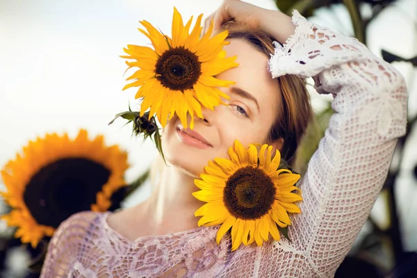 Hermosa Mujer Rubia Retrato Cerca Con Girasoles Campo Rural Aire —  Fotos de Stock