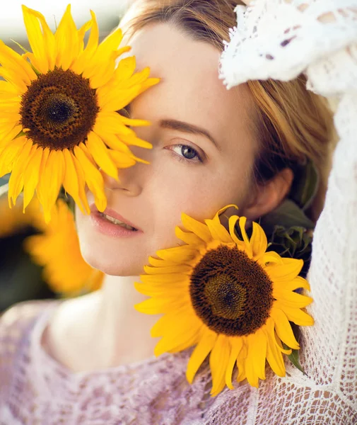 Hermosa Mujer Rubia Retrato Cerca Con Girasoles Campo Rural Aire —  Fotos de Stock