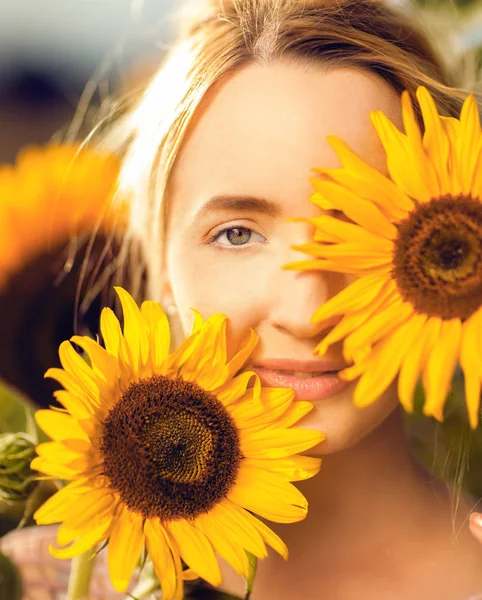 Schöne Blonde Frauenporträt Aus Nächster Nähe Mit Sonnenblumen Einem Ländlichen — Stockfoto