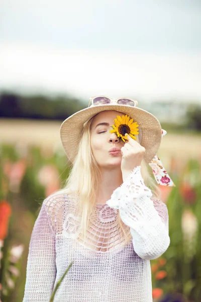 Schöne Frau Einer Ländlichen Feldszene Freien Mit Sonnenblume Und Sonnenhut — Stockfoto