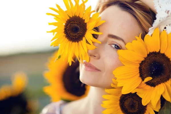 Schöne Blonde Frauenporträt Aus Nächster Nähe Mit Sonnenblumen Einem Ländlichen — Stockfoto