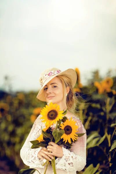 Schöne Frau Einer Ländlichen Feldszene Freien Mit Sonnenblumen Und Sonnenhut — Stockfoto