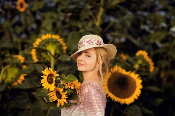 Vacker Kvinna Rural Fält Scen Utomhus Med Solrosor Och Solhatt — Stockfoto