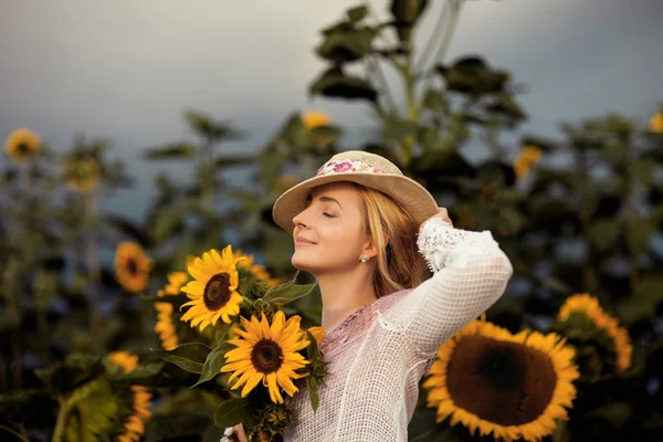 Güzel kadın kırsal alan sahnede açık havada, ayçiçeği ve sunhat, şehvet müebbet, kapışma, Sonbahar ruh hali 