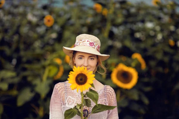 Güzel kadın kırsal alan sahnede açık havada, ayçiçeği ve sunhat, şehvet müebbet, kapışma, Sonbahar ruh hali 
