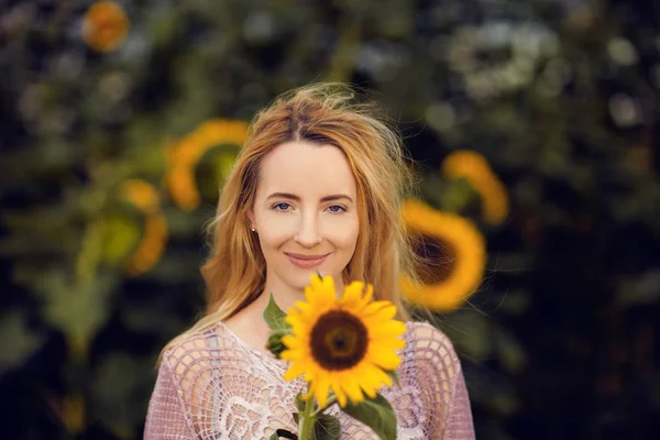 Beautiful Woman Rural Field Scene Outdoors Sunflowers Lust Life Summerly — Stock Photo, Image