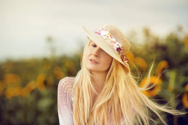 Mulher Loira Bonita Com Cabelos Longos Chapéu Sol Campo Girassóis — Fotografia de Stock