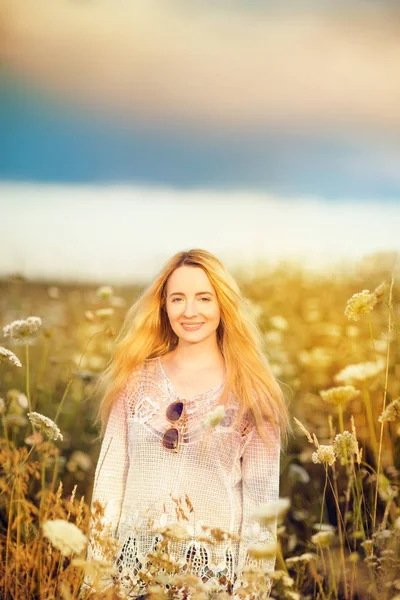 Блондинка Длинными Волосами Стоящая Загородном Цветочном Поле Всю Жизнь Летнее — стоковое фото