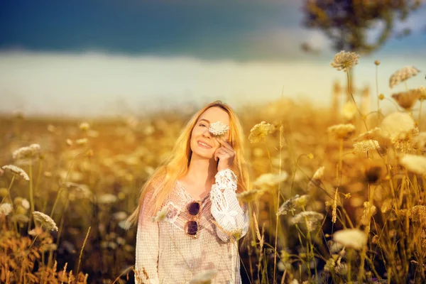 Schöne Frau Auf Einer Blumenwiese Mit Sonnenbrille Und Blume Lebenslust — Stockfoto