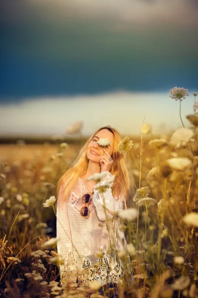 美丽的妇女在花草甸与太阳镜和花 欲望为生活 秋天心情 — 图库照片