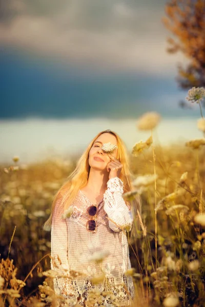 Mooie Vrouw Een Weide Van Bloem Met Zonnebril Bloem Lust — Stockfoto