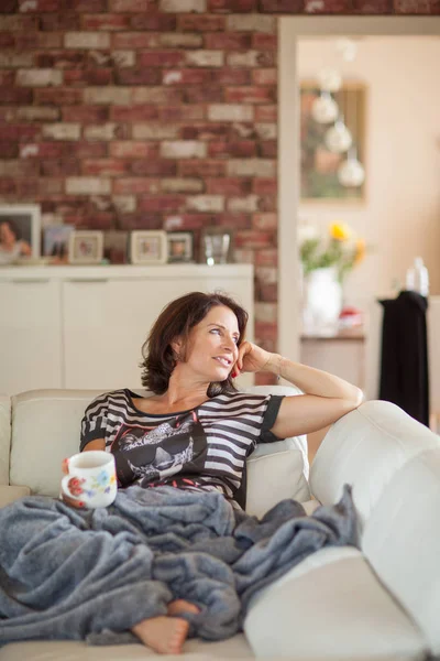 Beautiful Best Age Woman Lying Couch Relaxing Enjoying Life Drinking — Stock Photo, Image