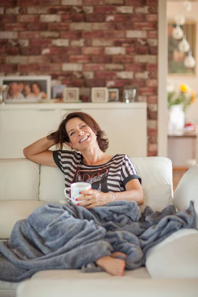 Beautiful Best Age Woman Lying Couch Relaxing Enjoying Life Drinking — Stock Photo, Image