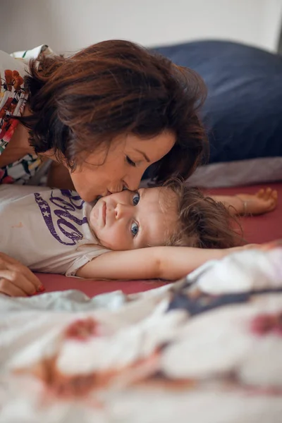 Hermosa Madre Acaricia Con Hija Cama Riéndose Riendo Besándose Hermosa —  Fotos de Stock