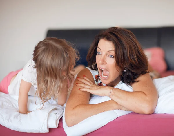 Piękna Mama Leżąc Łóżku Jej Małą Córeczkę Zabawa Łaskotanie Śmiejąc — Zdjęcie stockowe