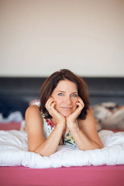 Beautiful Best Age Woman Lying Bed Relaxing Enjoying Life Carefree — Stock Photo, Image