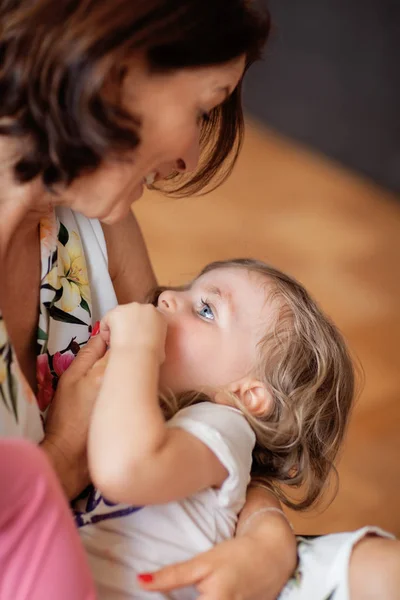 Hermosa Mamá Sosteniendo Hija Pequeña Hablando Con Ella Situación Adorable —  Fotos de Stock