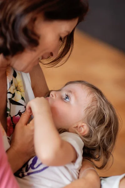 Piękna Mama Trzyma Jej Córeczka Porozmawiać Nią Urocze Słodkie Sytuacji — Zdjęcie stockowe