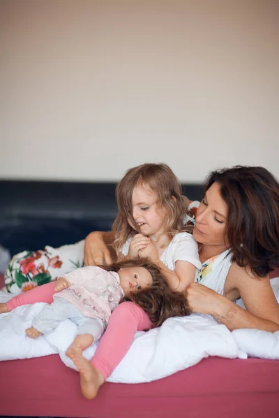 Hermosa Escena Familiar Feliz Con Madre Hablando Con Hija Pequeña —  Fotos de Stock