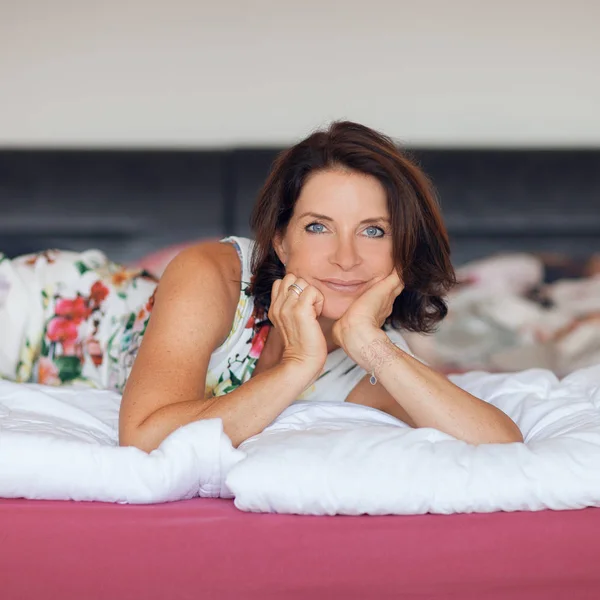 Schöne Frau Besten Alter Entspannt Bett Liegend Das Leben Genießend — Stockfoto