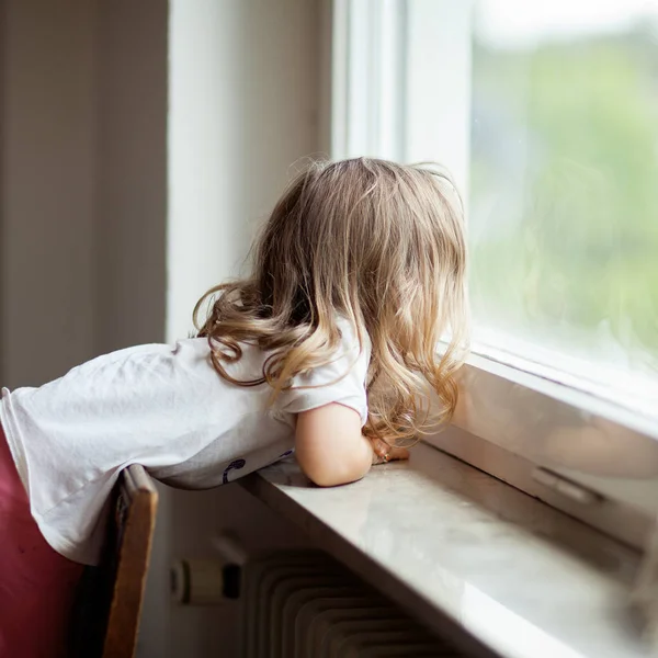 Curiosa Niña Linda Pie Una Silla Ventana Rizos Rubios Mirando —  Fotos de Stock