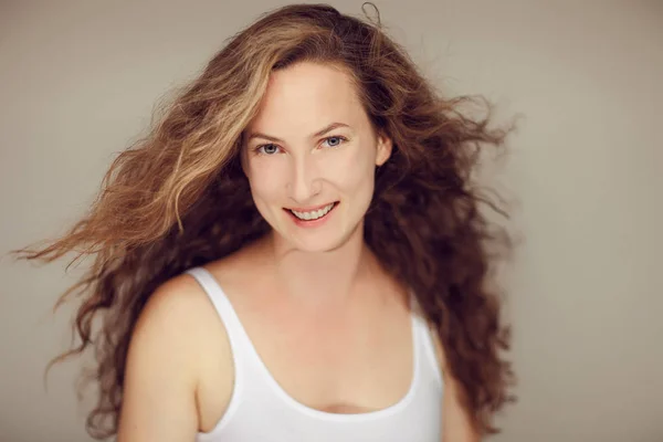 Güzel Genç Kadın Uzun Kıvırcık Saçlı Doğal Güzellik Portre Kadar — Stok fotoğraf