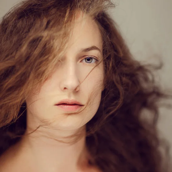 Krásná Mladá Žena Dlouhými Kudrnatými Vlasy Přírodní Tvoří Portrét Krása — Stock fotografie