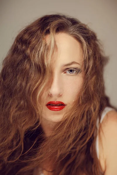 Kameraya bakarak güzel genç kadın uzun kıvırcık saç ve Güzellik Portresi, mükemmel makyaj