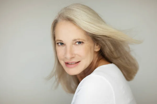 Stunning Beautiful Self Confident Best Aged Woman Grey Hair Smiling — Stock Photo, Image