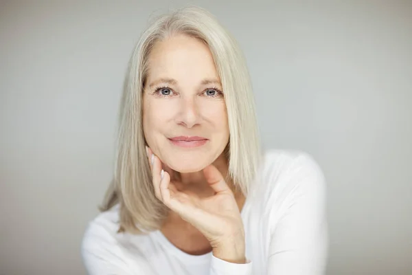 Prachtige Mooie Zelf Vertrouwen Beste Leeftijd Vrouw Met Grijze Haren — Stockfoto