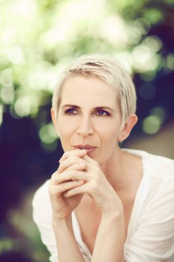 güzel ve kendi kendine güvenen orta yaşlı kadın portre yakın kadar açık sahne 