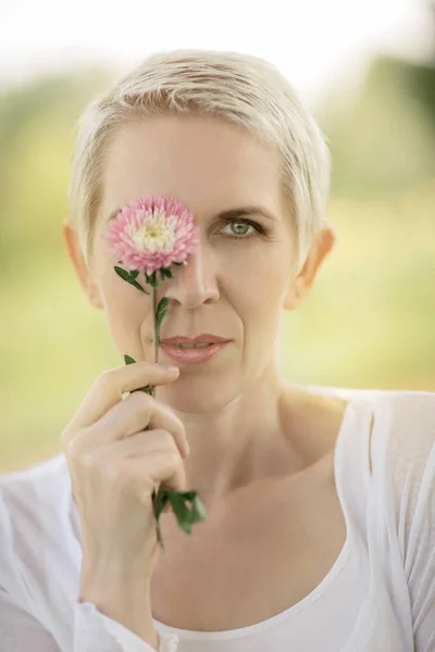 Hermosa Mujer Una Escena Campo Rural Aire Libre Con Girasoles —  Fotos de Stock