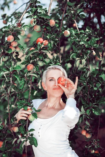 Krásný Střední Věk Ženy Stojící Jabloně Úsměvem Těší Letní Den — Stock fotografie