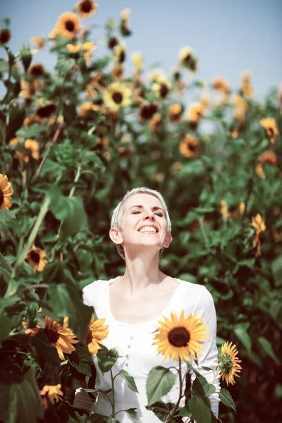 Hermosa Mujer Mediana Edad Una Escena Campo Rural Aire Libre —  Fotos de Stock