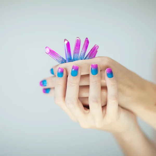 Schöne Frauenhände Mit Perfektem Violett Rosa Und Türkisfarbenem Nagellack Der — Stockfoto