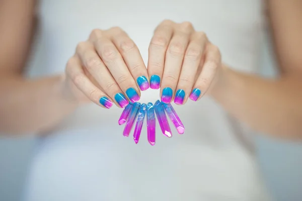 Belles Mains Femme Avec Parfait Violet Rose Turquoise Vernis Ongles — Photo