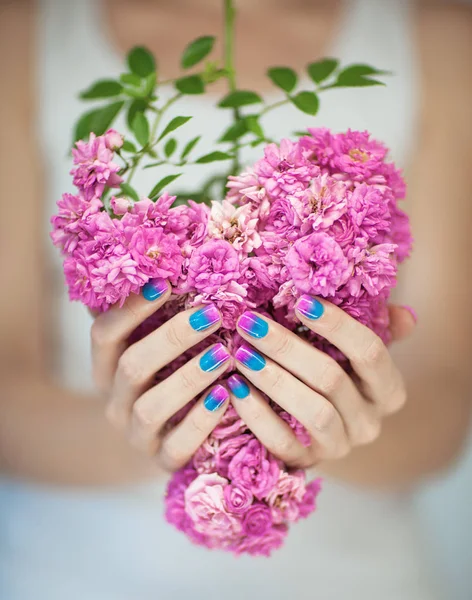 Mooie Vrouw Handen Met Perfecte Violet Roze Turquoise Nagellak Houden — Stockfoto