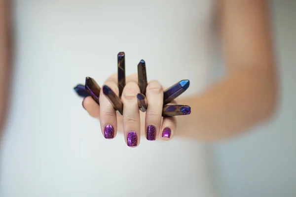 Schöne Frauenhände Mit Perfektem Violettem Nagellack Der Kleine Quarzkristalle Violettem — Stockfoto