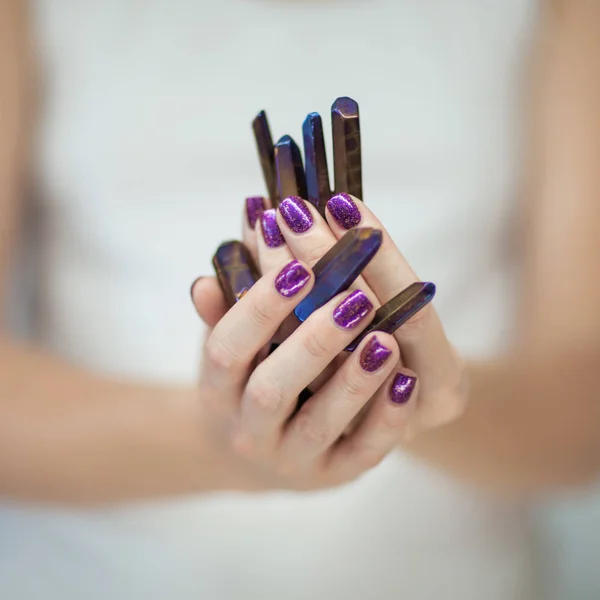 Красиві Жіночі Руки Ідеальним Фіолетовим Лаком Нігтів Тримає Маленькі Кварцові — стокове фото