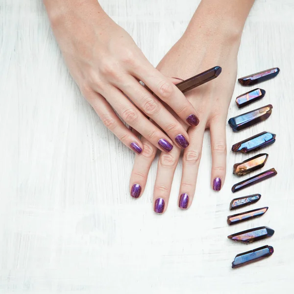 Hermosas Manos Mujer Con Esmalte Uñas Violeta Perfecto Sobre Fondo — Foto de Stock