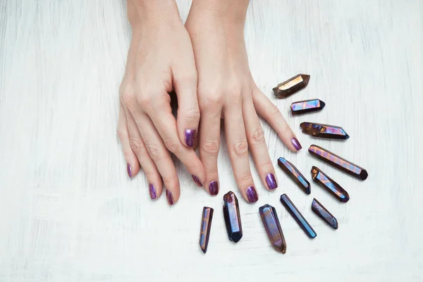 Красиві Жіночі Руки Ідеальним Фіолетовим Лаком Нігтів Білому Дерев Яному — стокове фото
