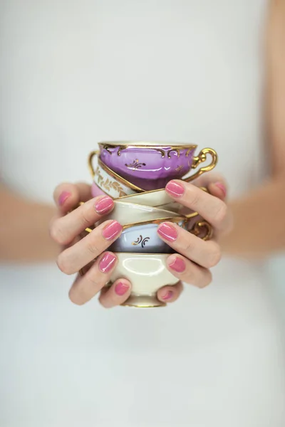 美丽的女人手与完美的粉红色指甲油持有小复古茶杯 浪漫的破旧别致的心情 可以作为背景 — 图库照片