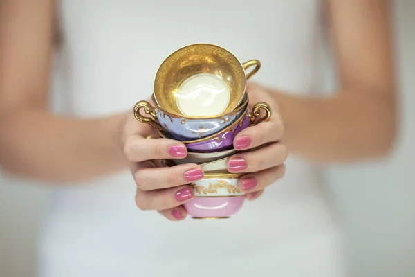 Mooie Vrouw Handen Met Perfecte Roze Nagellak Houden Weinig Vintage — Stockfoto