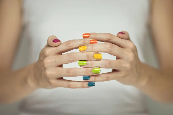 Mooie Vrouw Handen Met Kleurrijke Regenboog Nagellak Kan Worden Gebruikt — Stockfoto